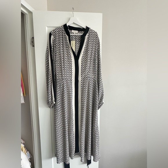 Chic Black and White Geometric Robe - Picture 2 of 3